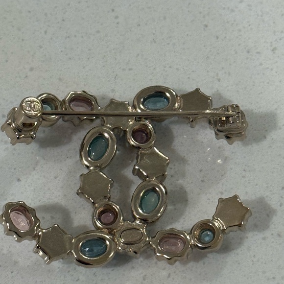 2021 multicolored CC brooch - Picture 7 of 7